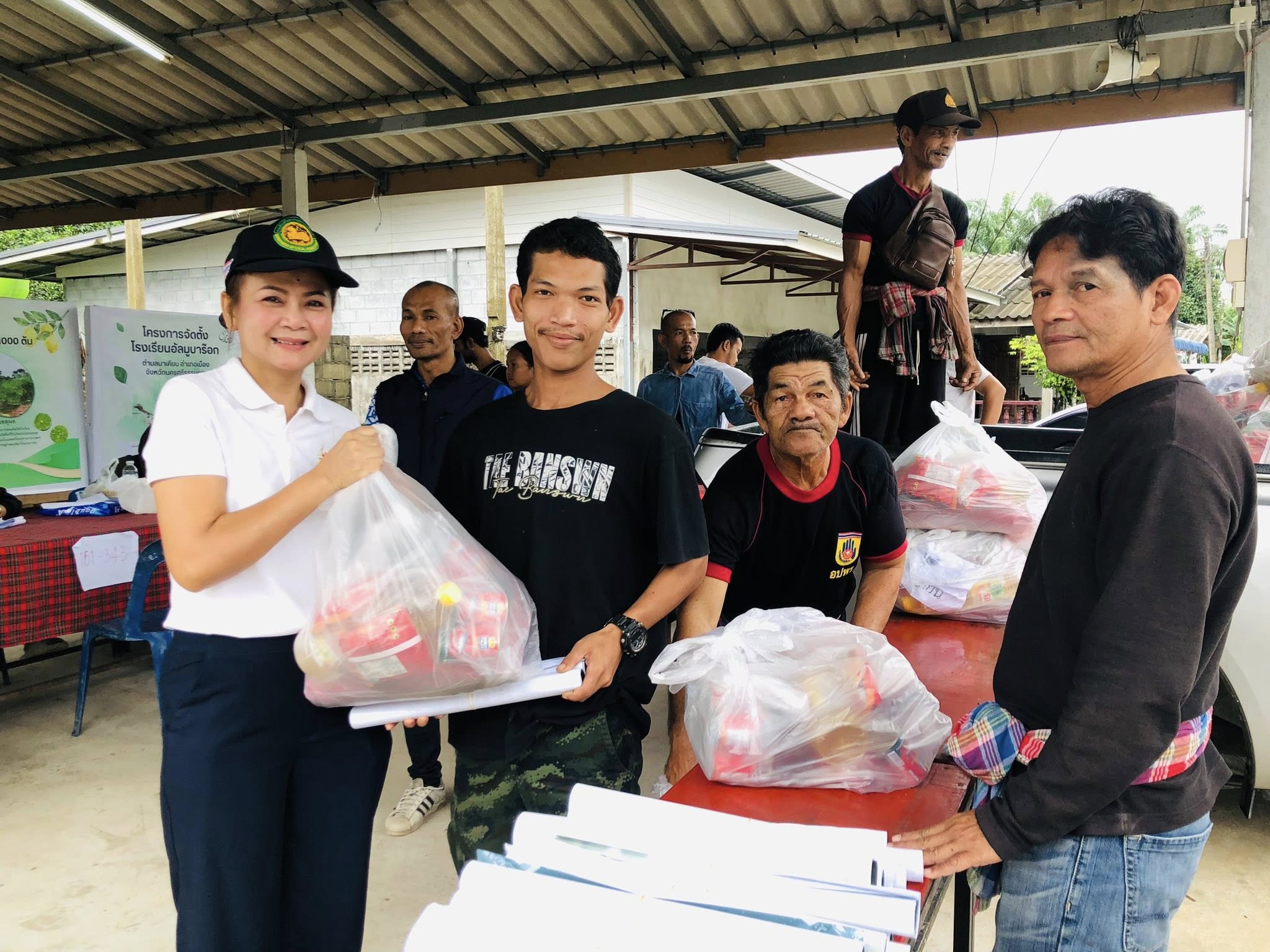 องค์การบริหารส่วนตำบลนาเคียนมอบถุงยังชีพเพื่อบรรเทาความเดือดร้อนจากสถานการณ์น้ำท่วม